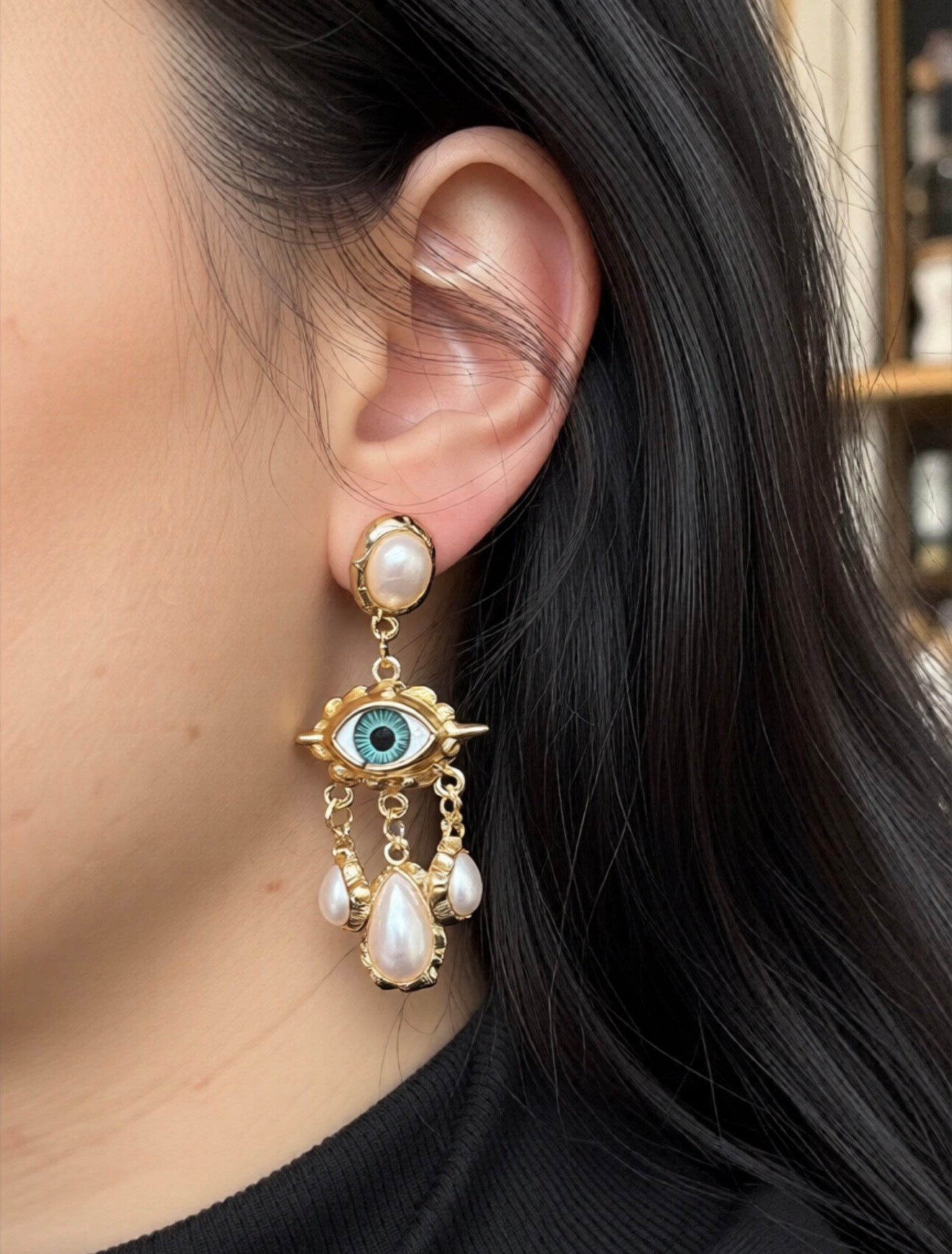 Eyes & pearls